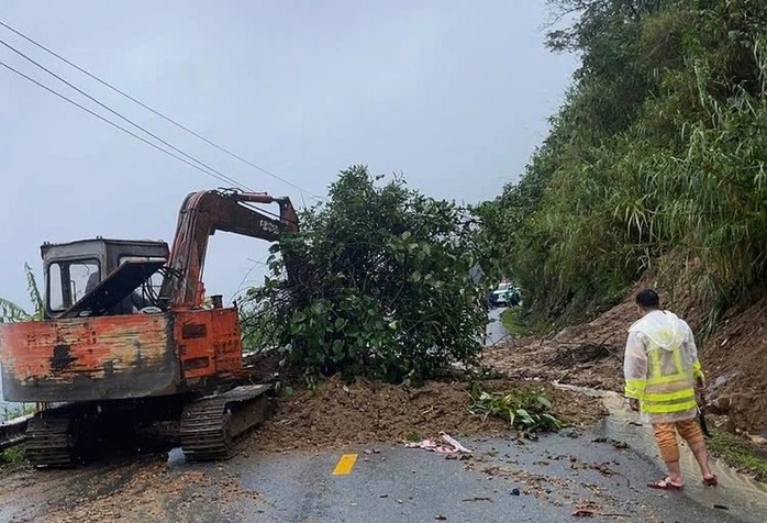 Sạt lở trên đèo Vi Ô Lắc khiến ô tô ùn tắc kéo dài - Ảnh 1.
