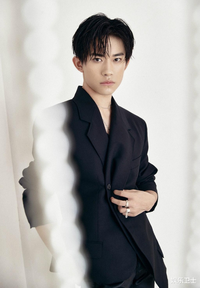 Mỹ nam Dịch Dương Thiên Tỉ thành "ảnh đế" Kim Kê trẻ nhất - Ảnh 5.