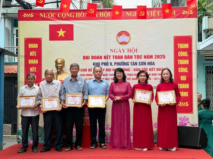 200 lá cờ Tổ quốc được trao trong Ngày hội Đại đoàn kết toàn dân tộc tại phường Tân Sơn Hòa - Ảnh 8.