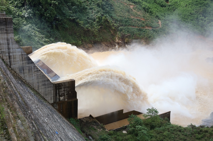 Mưa to, nhiều thủy điện ở Đà Nẵng xả điều tiết với lưu lượng lớn - Ảnh 2. Mưa to, nhiều thủy điện ở Đà Nẵng xả điều tiết với lưu lượng lớn - Ảnh 2.