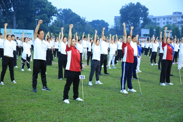 Gần 2.000 người tham gia Đồng diễn Dưỡng sinh vì Sức khỏe cộng đồng - Ảnh 1.