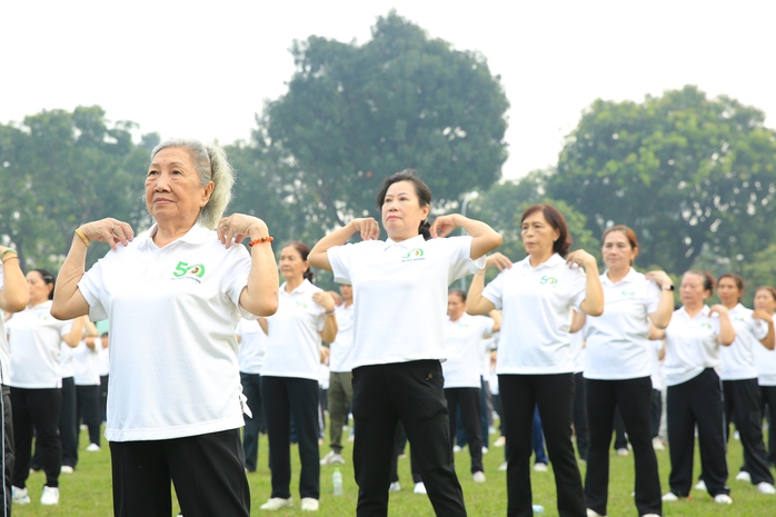 Gần 2.000 người tham gia Đồng diễn Dưỡng sinh vì Sức khỏe cộng đồng - Ảnh 3.