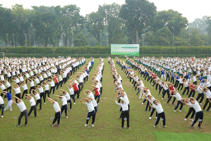 Gần 2.000 người tham gia Đồng diễn Dưỡng sinh vì Sức khỏe cộng đồng - Ảnh 2.