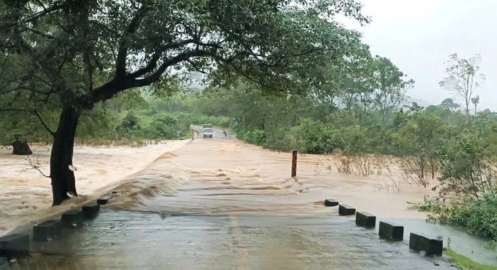 Mưa lũ dâng nhanh, nhiều bản làng ở Quảng Trị bị cô lập - Ảnh 1. Mưa lũ dâng nhanh, nhiều bản làng ở Quảng Trị bị cô lập - Ảnh 1.