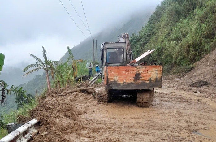 Sạt lở trên đèo Vi Ô Lắc khiến ô tô ùn tắc kéo dài - Ảnh 2.