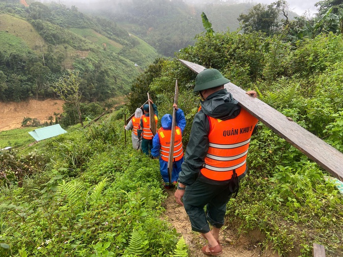Cảnh khuyển tìm kiếm nạn nhân vụ lở núi ở Đà Nẵng: Hình ảnh đầy cảm động - Ảnh 4. Cảnh khuyển tìm kiếm nạn nhân vụ lở núi ở Đà Nẵng: Hình ảnh đầy cảm động - Ảnh 4.