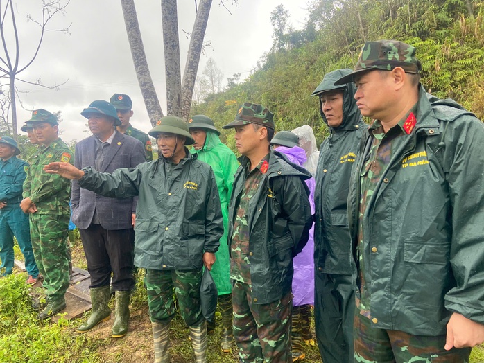 Cảnh khuyển tìm kiếm nạn nhân vụ lở núi ở Đà Nẵng: Hình ảnh đầy cảm động - Ảnh 2. Cảnh khuyển tìm kiếm nạn nhân vụ lở núi ở Đà Nẵng: Hình ảnh đầy cảm động - Ảnh 2.