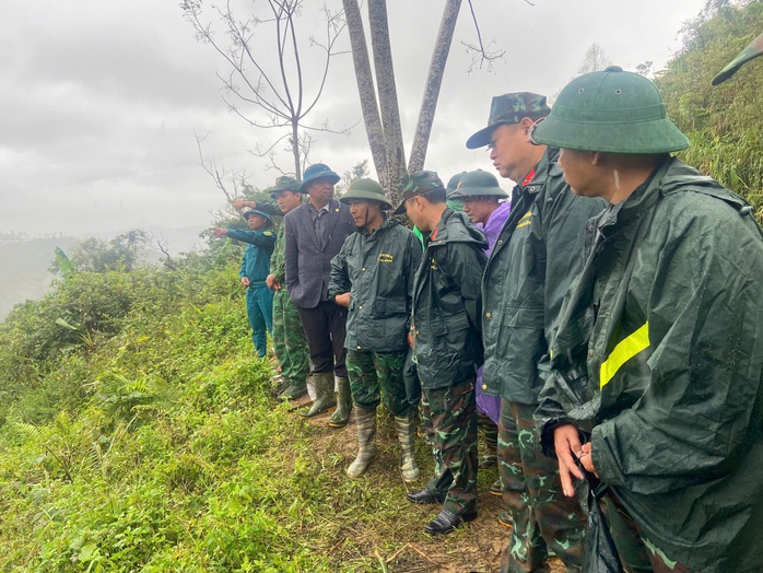 Cảnh khuyển tìm kiếm nạn nhân vụ lở núi ở Đà Nẵng: Hình ảnh đầy cảm động - Ảnh 1. Cảnh khuyển tìm kiếm nạn nhân vụ lở núi ở Đà Nẵng: Hình ảnh đầy cảm động - Ảnh 1.