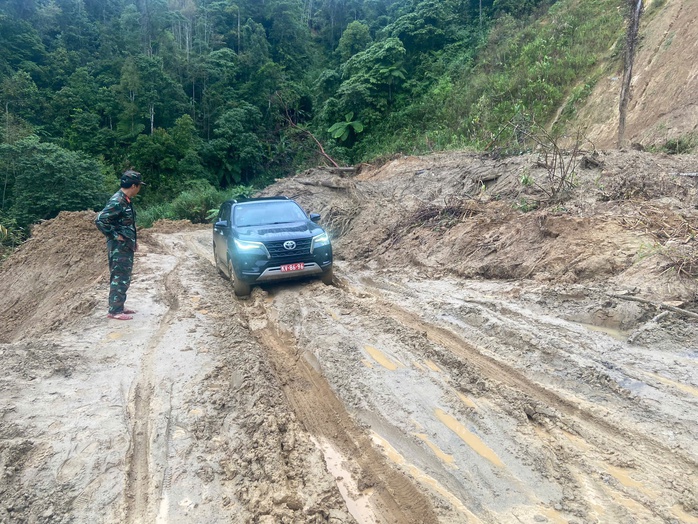 Cảnh khuyển tìm kiếm nạn nhân vụ lở núi ở Đà Nẵng: Hình ảnh đầy cảm động - Ảnh 3. Cảnh khuyển tìm kiếm nạn nhân vụ lở núi ở Đà Nẵng: Hình ảnh đầy cảm động - Ảnh 3.