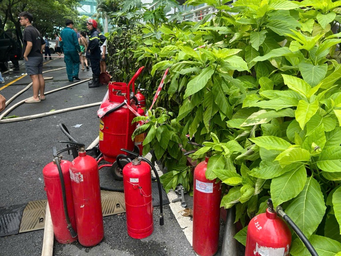 Hiện trường vụ cháy ô tô ở khu Thảo Điền, TP HCM - Ảnh 2.