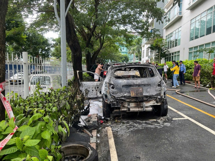 Hiện trường vụ cháy ô tô ở khu Thảo Điền, TP HCM - Ảnh 1.