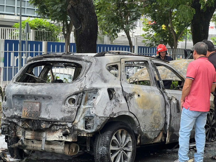 Hiện trường vụ cháy ô tô ở khu Thảo Điền, TP HCM - Ảnh 3.