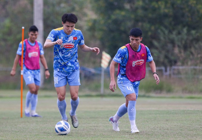 Đội tuyển Việt Nam hào hứng tập luyện tại Lào - Ảnh 3.