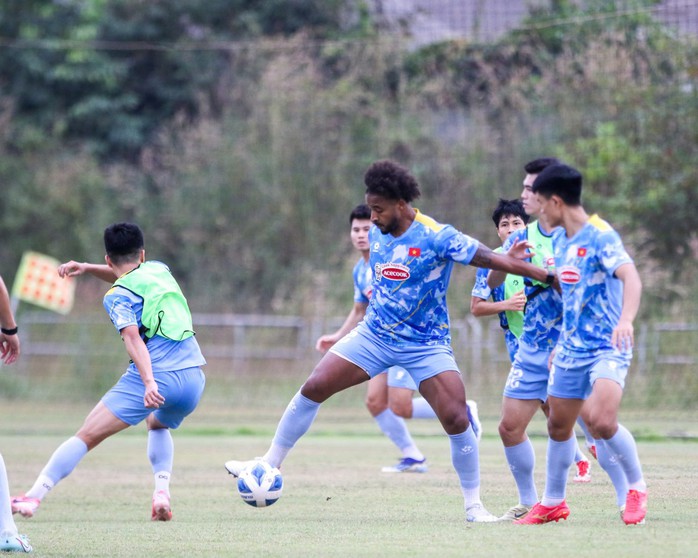 Đội tuyển Việt Nam hào hứng tập luyện tại Lào - Ảnh 2.