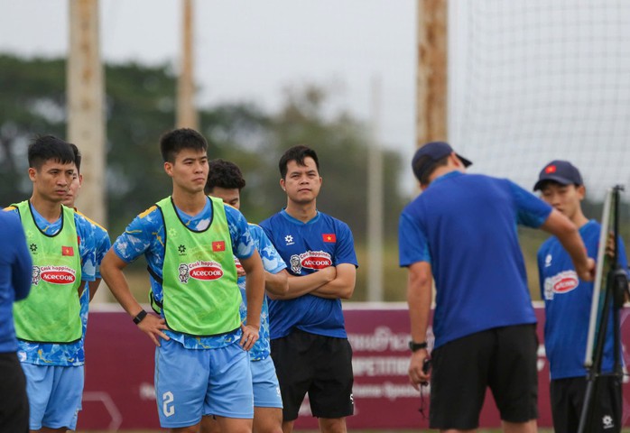 Đội tuyển Việt Nam hào hứng tập luyện tại Lào - Ảnh 1.