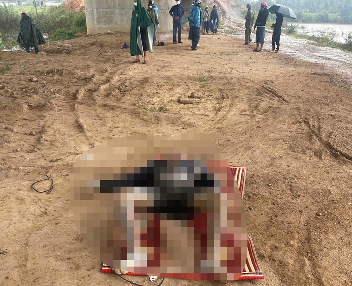 Thi thể người đàn ông nổi trên sông Đăk Bla ở xã Ngọk Bay - Ảnh 1.