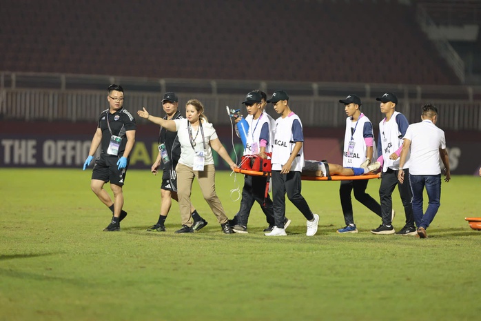 Cầu thủ 15 tuổi ngã quỵ tạo trong chiến thắng của nữ TP HCM - Ảnh 1.