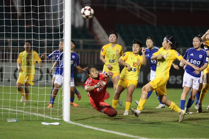 Cầu thủ 15 tuổi ngã quỵ tạo trong chiến thắng của nữ TP HCM - Ảnh 6.