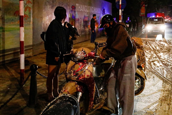 Bùn nhão tràn ngập phố Tôn Đức Thắng , nhiều xe máy bị trượt ngã - Ảnh 4. Bùn nhão tràn ngập phố Tôn Đức Thắng , nhiều xe máy bị trượt ngã - Ảnh 4.