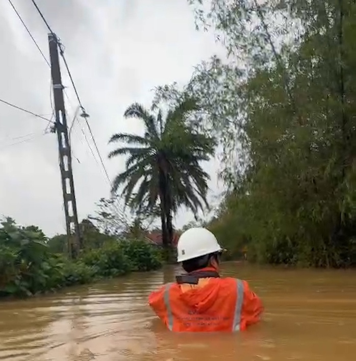 EVNCPC chủ động cắt điện gần 31.000 khách hàng do mưa lớn, ngập lụt tại miền Trung – Tây Nguyên - Ảnh 2.