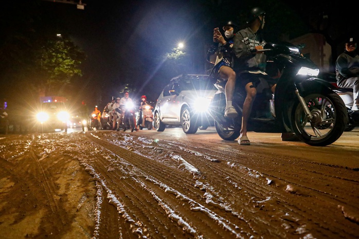 Bùn nhão tràn ngập phố Tôn Đức Thắng , nhiều xe máy bị trượt ngã - Ảnh 2. Bùn nhão tràn ngập phố Tôn Đức Thắng , nhiều xe máy bị trượt ngã - Ảnh 2.