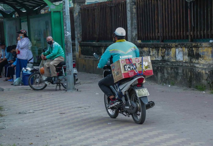 Nhiều tài xế xe ôm công nghệ che biển số xe bị CSGT xử lý - Ảnh 1.