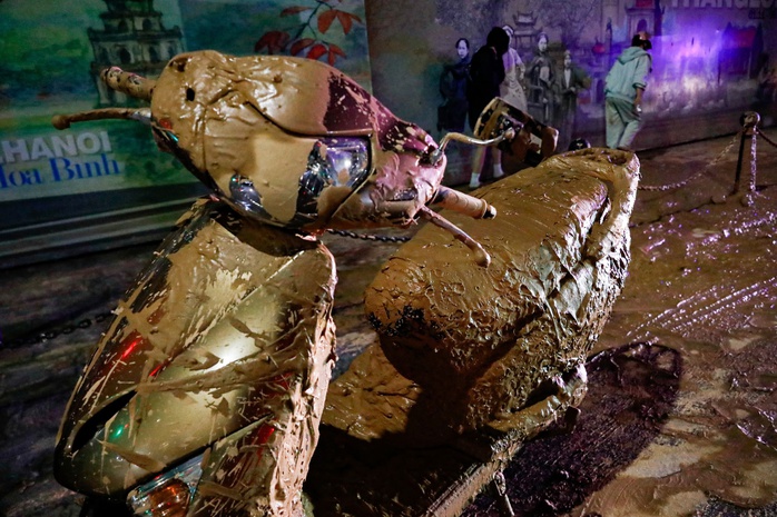 Bùn nhão tràn ngập phố Tôn Đức Thắng , nhiều xe máy bị trượt ngã - Ảnh 5. Bùn nhão tràn ngập phố Tôn Đức Thắng , nhiều xe máy bị trượt ngã - Ảnh 5.