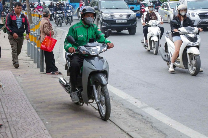 Nhiều tài xế xe ôm công nghệ che biển số xe bị CSGT xử lý - Ảnh 2.