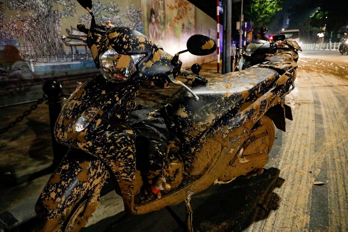 Bùn nhão tràn ngập phố Tôn Đức Thắng , nhiều xe máy bị trượt ngã - Ảnh 3. Bùn nhão tràn ngập phố Tôn Đức Thắng , nhiều xe máy bị trượt ngã - Ảnh 3.