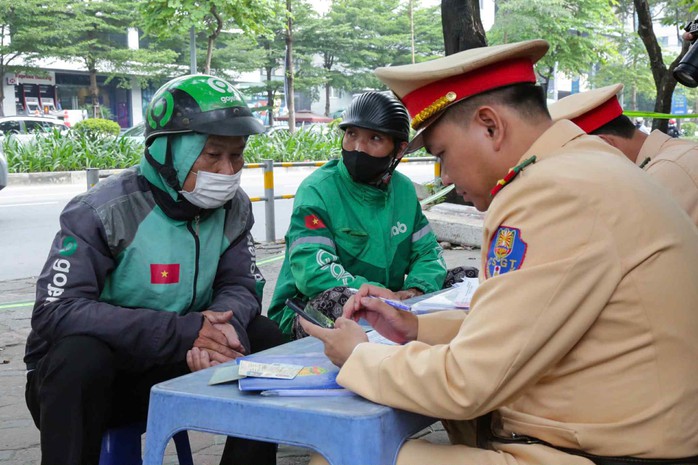 Nhiều tài xế xe ôm công nghệ che biển số xe bị CSGT xử lý - Ảnh 4.