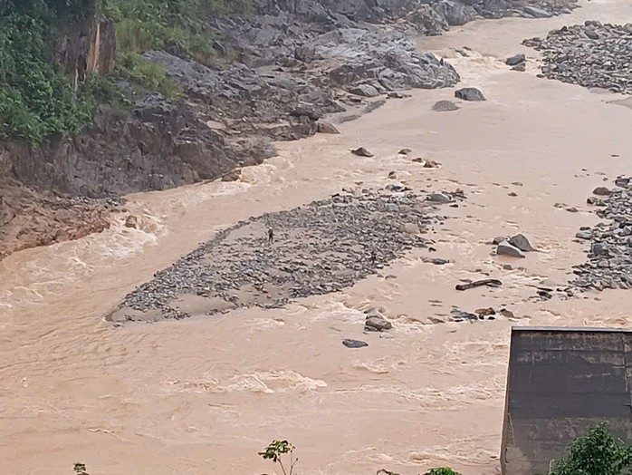 Giải cứu 2 người mắc kẹt giữa dòng nước xiết ở Đà Nẵng an toàn - Ảnh 2. Giải cứu 2 người mắc kẹt giữa dòng nước xiết ở Đà Nẵng an toàn - Ảnh 2.