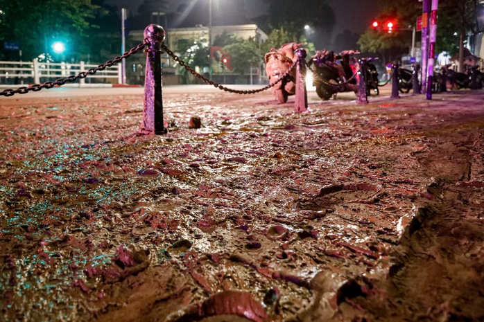 Bùn nhão tràn ngập phố Tôn Đức Thắng , nhiều xe máy bị trượt ngã - Ảnh 1. Bùn nhão tràn ngập phố Tôn Đức Thắng , nhiều xe máy bị trượt ngã - Ảnh 1.