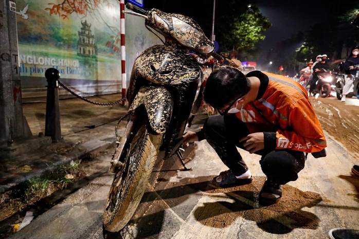 Bùn nhão tràn ngập phố Tôn Đức Thắng , nhiều xe máy bị trượt ngã - Ảnh 6. Bùn nhão tràn ngập phố Tôn Đức Thắng , nhiều xe máy bị trượt ngã - Ảnh 6.