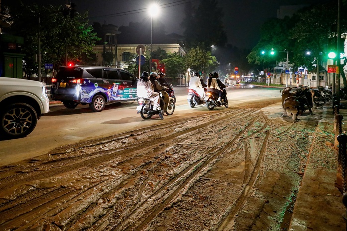 Bùn nhão tràn ngập phố Tôn Đức Thắng , nhiều xe máy bị trượt ngã - Ảnh 7. Bùn nhão tràn ngập phố Tôn Đức Thắng , nhiều xe máy bị trượt ngã - Ảnh 7.