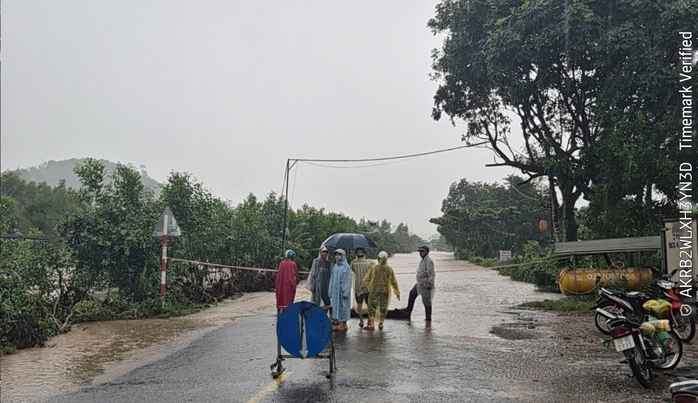 Đắk Lắk ngập lụt và sạt lở đất , cấm lưu thông trên Quốc lộ 29 - Ảnh 1. Đắk Lắk ngập lụt và sạt lở đất , cấm lưu thông trên Quốc lộ 29 - Ảnh 1.