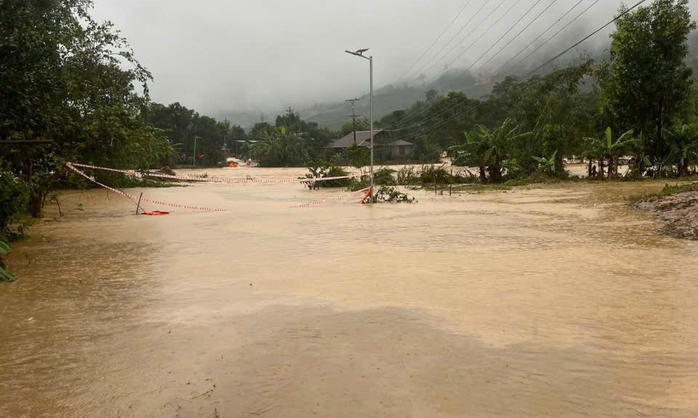 Đắk Lắk ngập lụt và sạt lở đất , cấm lưu thông trên Quốc lộ 29 - Ảnh 2. Đắk Lắk ngập lụt và sạt lở đất , cấm lưu thông trên Quốc lộ 29 - Ảnh 2.