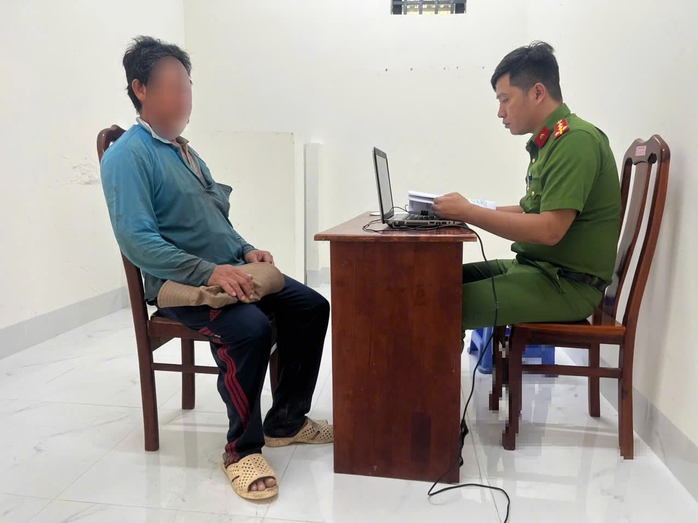 Ném 11 bao rác xuống biển vì tiện tay - Ảnh 1.