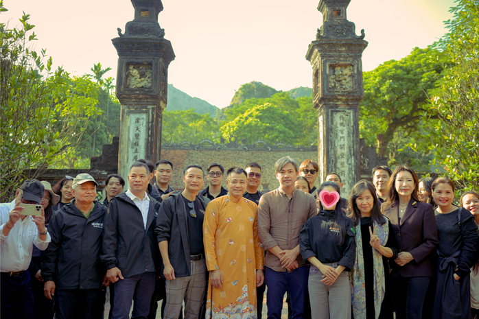 NSND Tự Long hát "Tình đất" cảm ơn Ninh Bình - Ảnh 1. NSND Tự Long hát "Tình đất" cảm ơn Ninh Bình - Ảnh 1.