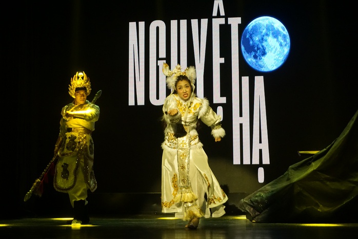 "Nguyệt Hạ" – Hành trình của lòng yêu nghề và khát vọng trẻ hóa sân khấu của NSND Hồng Vân - Ảnh 1.