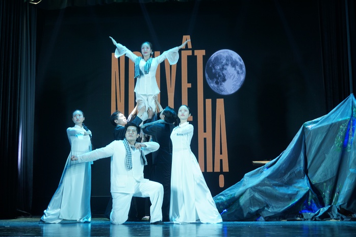 "Nguyệt Hạ" – Hành trình của lòng yêu nghề và khát vọng trẻ hóa sân khấu của NSND Hồng Vân - Ảnh 2.