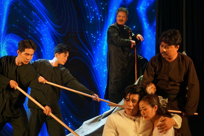 "Nguyệt Hạ" – Hành trình của lòng yêu nghề và khát vọng trẻ hóa sân khấu của NSND Hồng Vân - Ảnh 7.