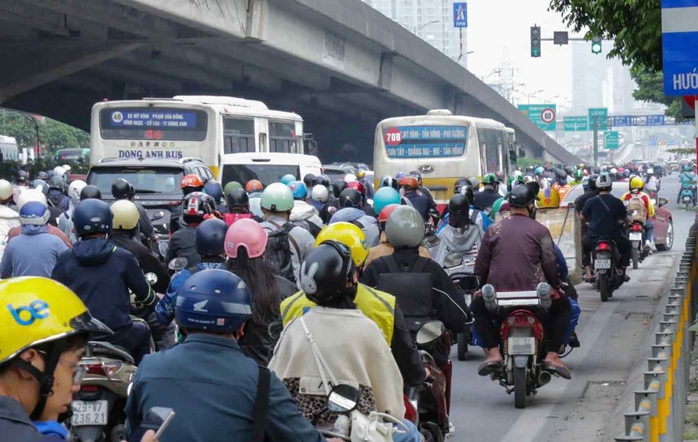 Nhiều tài xế xe ôm công nghệ che biển số xe bị CSGT xử lý - Ảnh 3.