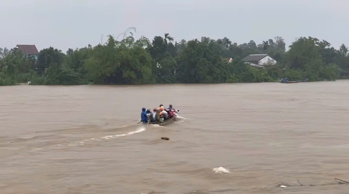 Ba người đàn ông gặp nạn khi chèo ghe giữa nước lũ - Ảnh 1.
