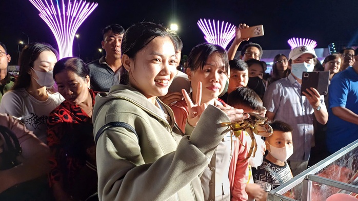 VIDEO: Người dân, du khách chen chân xem đua cua ở Cà Mau - Ảnh 4.