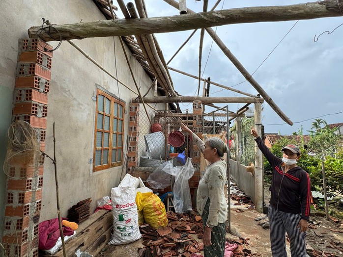 Vừa sửa nhà sau bão, 10 hộ dân ở Gia Lai lại bị tốc mái vì lốc xoáy - Ảnh 3. Vừa sửa nhà sau bão, 10 hộ dân ở Gia Lai lại bị tốc mái vì lốc xoáy - Ảnh 3.