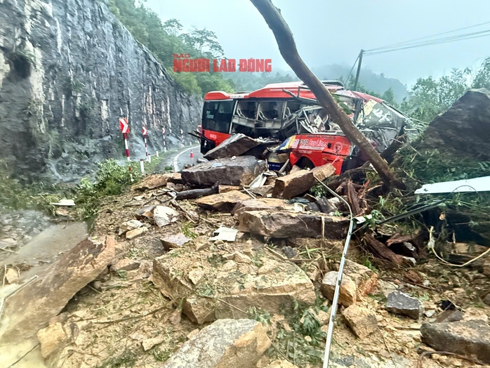 Vụ sạt lở đèo làm 6 người chết, 16 người bị thương, Thủ tướng chỉ đạo khẩn trương cứu hộ, cứu nạn - Ảnh 1.