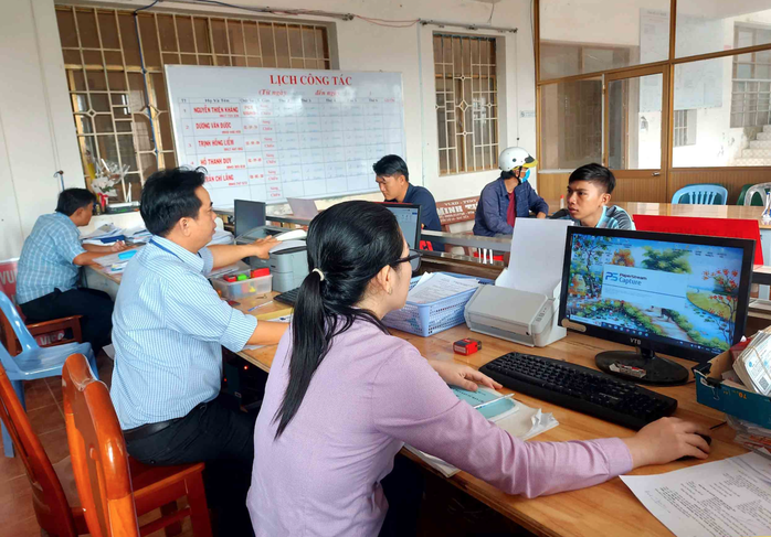 Nhiều địa phương chạy đua tăng thu nhập cho cán bộ, công chức - Ảnh 1.