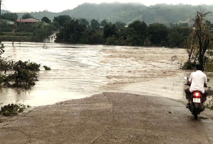 Ngầm tràn Mơ Nang 2 ngập sâu , 341 hộ dân cô lập và học sinh nghỉ học - Ảnh 1. Ngầm tràn Mơ Nang 2 ngập sâu , 341 hộ dân cô lập và học sinh nghỉ học - Ảnh 1.