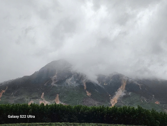 Đắk Lắk ngập lụt và sạt lở đất , cấm lưu thông trên Quốc lộ 29 - Ảnh 3. Đắk Lắk ngập lụt và sạt lở đất , cấm lưu thông trên Quốc lộ 29 - Ảnh 3.