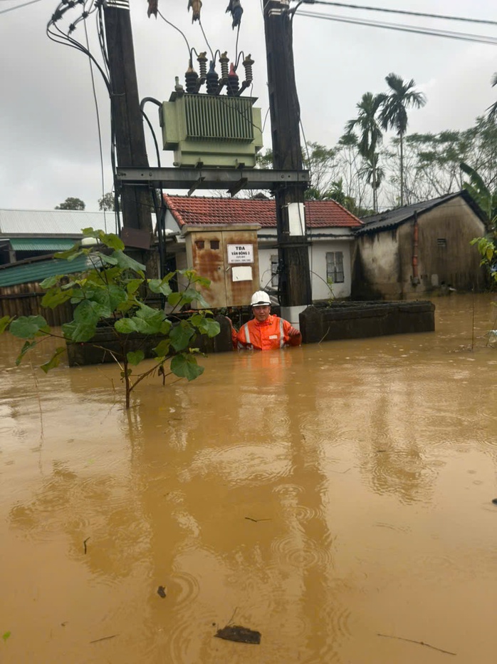 EVNCPC chủ động cắt điện gần 31.000 khách hàng do mưa lớn, ngập lụt tại miền Trung – Tây Nguyên - Ảnh 1.